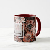 濃い茶色の背景にクリーム、寺色の花 マグカップ (正面右)