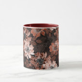 濃い茶色の背景にクリーム、寺色の花 マグカップ (中央)
