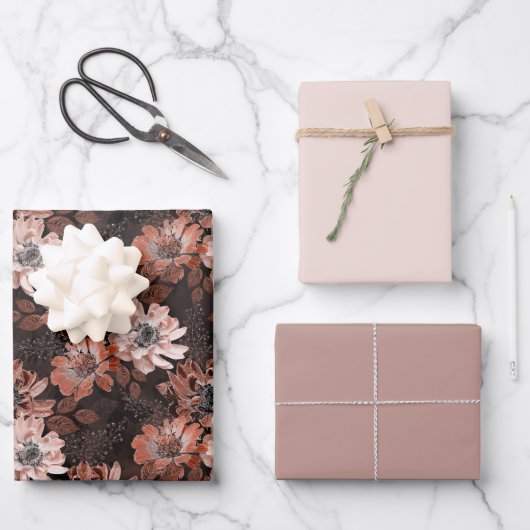 濃い茶色の背景にクリーム、寺色の花 ラッピングペーパーシート (正面)