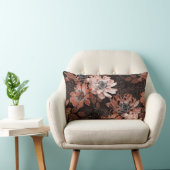 濃い茶色の背景にクリーム、寺色の花 ランバークッション (椅子)