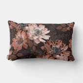 濃い茶色の背景にクリーム、寺色の花 ランバークッション (正面)