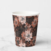 濃い茶色の背景にクリーム、寺色の花 紙コップ (右)
