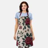 濃い赤いバラと緑の葉の花柄 エプロン (着用した状態)