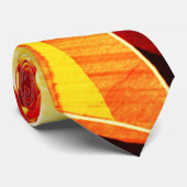 濃い赤と強い筋が付いた黄変のバンド ネクタイ (ロール)