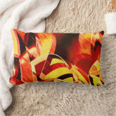 濃い赤と強い縞の黄変のミックス ランバークッション (ブランケット)