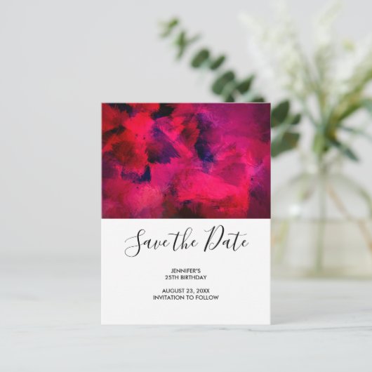 濃い赤と紫のはっきりした誕生日日付の保存 インビテーションポストカード (スタンド正面)