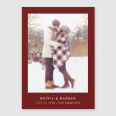 濃い赤のテキストと写真 |磁気日付の保存 (正面)