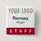 濃い赤のピンバックスタッフバッジ（ロゴの四角い名前） 缶バッジ (正面)