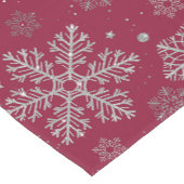 濃い赤の上に銀色の雪片 ショートテーブルランナー (コーナー)