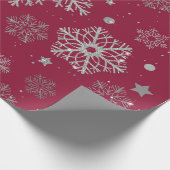 濃い赤の上に銀色の雪片 ラッピングペーパー (角)