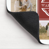 濃い赤の白のモノグラムと年の写真のコラージュ マウスパッド (コーナー)