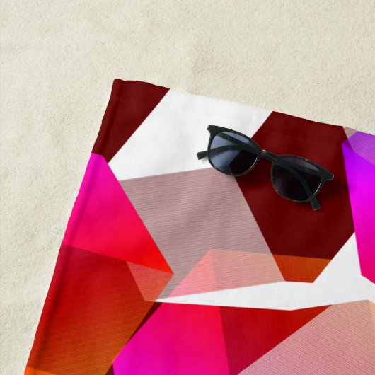 濃い赤の背景に多くの六角形が色付けされている ビーチタオル (インサイチュ)