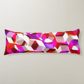 濃い赤の背景に白、赤からピンクの六角形 ボディピロー (正面)