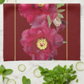 濃い赤の背景に葉を持つ赤い牡丹 キッチンタオル (折り畳み)