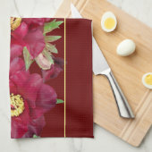 濃い赤の背景に葉を持つ赤い牡丹 キッチンタオル (四つ折り)