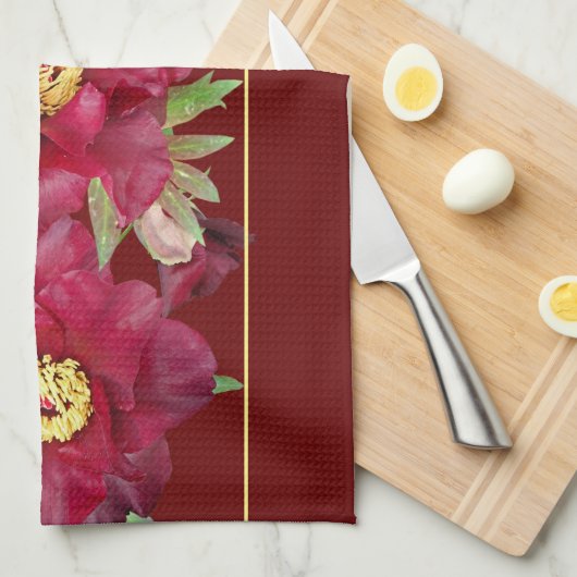 濃い赤の背景に葉を持つ赤い牡丹 キッチンタオル (四つ折り)