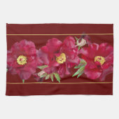 濃い赤の背景に葉を持つ赤い牡丹 キッチンタオル (横)