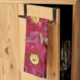 濃い赤の背景に葉を持つ赤い牡丹 キッチンタオル