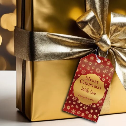 濃い赤の背景のクリスマスに金ゴールドの雪 ギフトタグ