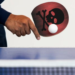 濃い赤色の木の背景に黒い海賊のドクロ 卓球ラケット