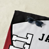 濃い赤、黒、白のバレーボール ビーチタオル (インサイチュ)