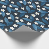 濃い離れ背景に青い花と白い花 ラッピングペーパー (角)