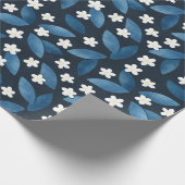 濃い離れ背景に青い花と白い花 ラッピングペーパー (角)