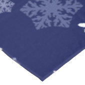 濃い青い背景に青と白の雪の結晶 テーブルクロス (アングル)