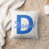 濃い青と淡い青の白の編集可能な名前モノグラム クッション (ブランケット)
