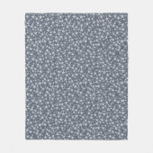 濃い青と灰色の上に白 |リノプリント星模様 フリースブランケット (正面)