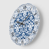 濃い青と白のダマスエレガントクローマ数字 ラージ壁時計 (傾斜)