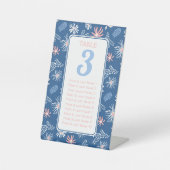 濃い青と白のフローラシーティングチャートテーブル# 台座サイン (正面)