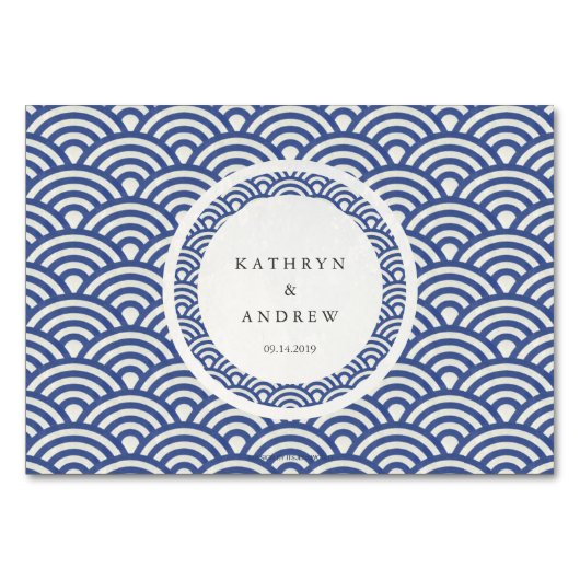 濃い青と白の様式化された波の場所の名刺 テーブルナンバー (裏面)