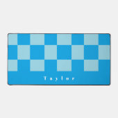 濃い青と薄い青の四角いブロックのパターン デスクマット (正面)