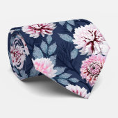 濃い青に白いピンク色の花。 ネクタイ (ロール)