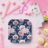 濃い青に白いピンク色の花。 ペーパープレート (パーティー)