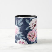 濃い青に白いピンク色の花。 マグカップ (中央)