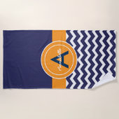 濃い青のオレンジのシェブロン ビーチタオル (正面)