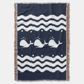 濃い青の上の漫画の白いクジラ スローブランケット (正面縦)