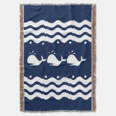 濃い青の上の漫画の白いクジラ スローブランケット (正面縦)