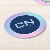 濃い青の上グラデーションに縁どはピンクと青 ラウンドペーパーコースター (アングル)