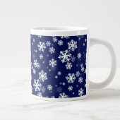 濃い青の地面に青と白の雪の結晶 ジャンボコーヒーマグカップ (右)