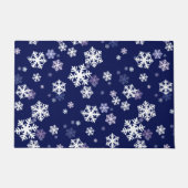 濃い青の地面に青と白の雪の結晶 ドアマット (正面)
