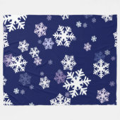 濃い青の地面に青と白の雪の結晶 フリースブランケット (正面(横))