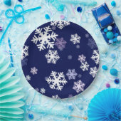 濃い青の地面に青と白の雪の結晶 ペーパープレート (パーティー)