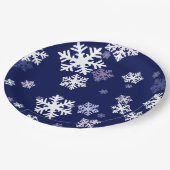 濃い青の地面に青と白の雪の結晶 ペーパープレート (アングル)