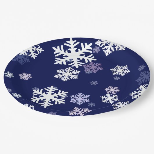 濃い青の地面に青と白の雪の結晶 ペーパープレート (アングル)