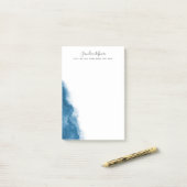 濃い青の水色パーソナライズされた名 ポストイット (デスク上)