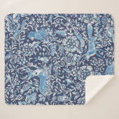 濃い青の白い森の動物冬兎 シェルパブランケット (正面(横))