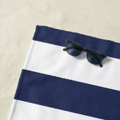 濃い青の白パタストライプのーン ビーチタオル (インサイチュ)